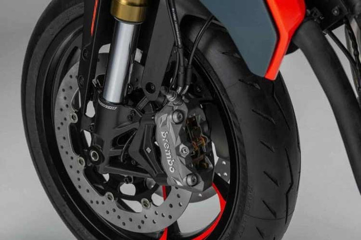 Hệ thống phanh bao gồm đĩa kép semi floating 320mm trước với heo phanh hướng tâm 4 piston và đĩa sau 260mm, cả hai đều được trang bị hệ thống chống bó cứng phanh (ABS) tiêu chuẩn.