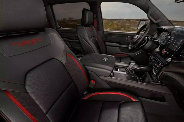 Điều này cho phép chiếc xe siêu bán tải chuyển đổi từ một chiếc xe chạy êm ái trên đường cao tốc thành một chiếc xe chinh phục cồn cát chỉ bằng một nút bấm. Hệ thống treo trước cung cấp hành trình 13 inch, trong khi hệ thống lò xo năm liên kết phía sau cho phép chuyển động thẳng đứng lên đến 14 inch.