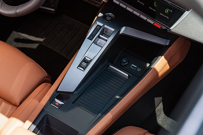 Ngoài ra, các trang bị và thiết kế giữ nguyên. Phiên bản GT, điểm đặc biệt nhất là màn hình trung tâm kích thước 10 inch, cùng một màn hình cảm ứng khác cỡ 5 inch ở phía dưới.