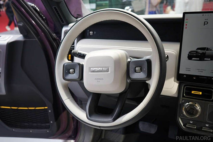 Trang bị tiện nghi trên xe cũng rất hào phóng với ghế bọc da chỉnh điện tích hợp thông gió, dàn âm thanh 7 loa, kết nối Apple CarPlay/Android Auto không dây.