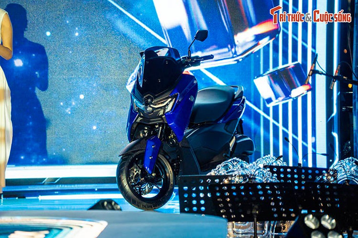 Xe được trang bị cụm đồng hồ kết hợp màn hình TFT màu 4,2 inch và LCD. Trên phiên bản Tech Max, màn hình hỗ trợ hiển thị bản đồ dẫn đường thông qua Garmin StreetCross. Các trang bị an toàn tiêu chuẩn gồm phanh đĩa trước và sau tích hợp ABS hai kênh và hệ thống kiểm soát lực kéo TCS.