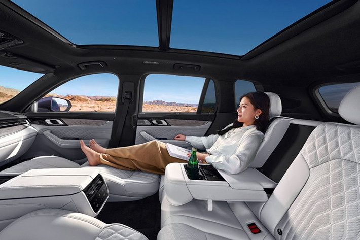 Hàng ghế sau của mẫu xe SUV Lynk & Co 09 2026 mới này cũng được trang bị chức năng sưởi ấm, thông gió và massage 8 điểm không kém cạnh gì đàn anh 900.