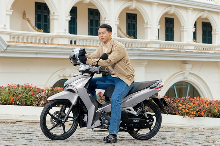 Future 125 FI 2026 tiếp tục ghi dấu ấn với phong cách sang trọng và hiện đại, khẳng định đẳng cấp của mẫu xe số cao cấp hàng đầu trong phân khúc. Logo 3D “Future”, mặt đồng hồ lấy cảm hứng từ bảng điều khiển ôtô, hệ thống đèn LED và các chi tiết mạ crôm tinh tế góp phần tạo nên diện mạo đẳng cấp cho mẫu xe.