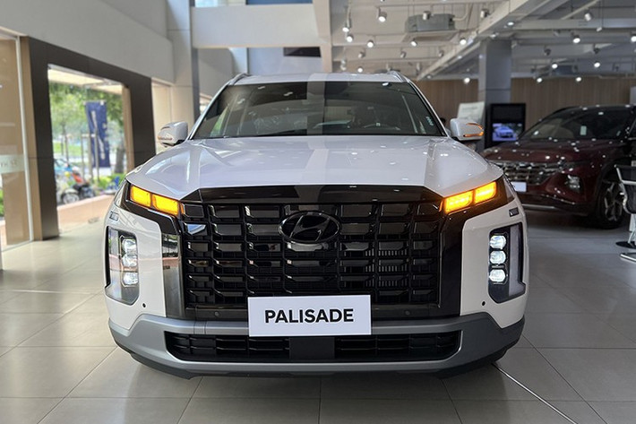 Ngoài ra, xe còn có những tính năng an toàn như 7 túi khí, cảnh báo áp suất lốp, đèn pha tự động thích ứng, hỗ trợ phòng tránh va chạm điểm mù, hỗ trợ phòng tránh va chạm khi lùi xe, cảnh báo va chạm khi ra khỏi xe, hỗ trợ giữ làn đường LFA & LKA, phòng tránh va chạm trước FCA, điều khiển hành trình thông minh Smart Cruise Control, cảnh báo người lái mất tập trung DAW và hỗ trợ đỗ xe chủ động.