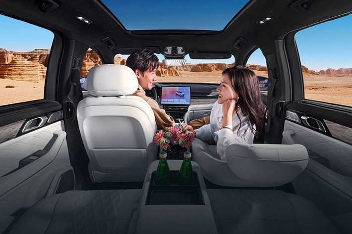 Ghế hành khách phía trước của Lynk & Co 09 hỗ trợ chế độ không trọng lực. Xe cũng có chỗ để chân chỉnh điện 280 mm. Bảng điều khiển trung tâm sử dụng màn hình cảm ứng 15,4 inch và bảng đồng hồ LCD 12,3 inch.