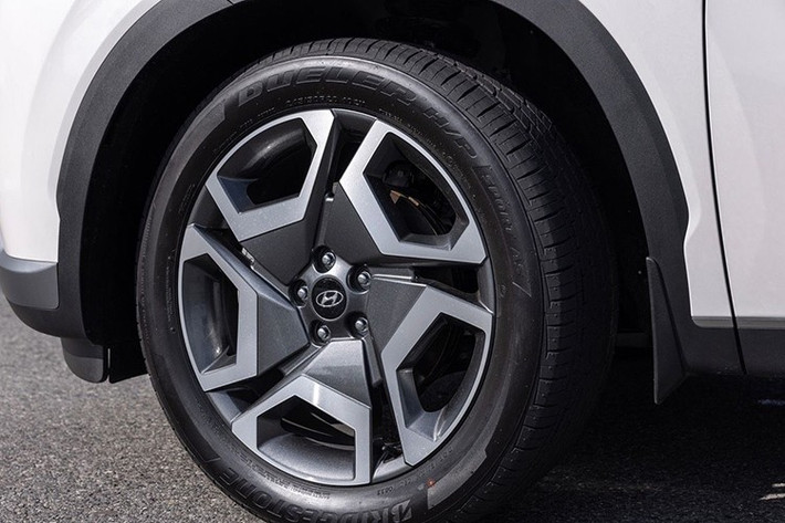 Đầu tiên là ưu đãi giảm giá trực tiếp với giá trị 50 triệu đồng ở 3 mẫu xe Stargazer, Accent và Creta. Trong khi đó, Hyundai Tucson được giảm giá 55 triệu và mức tương ứng của SantaFe là 125 triệu. Có mức giảm giá cao nhất là Hyundai Palisade, lên đến 200 triệu đồng. Với 3 mẫu xe Hyundai SantaFe, Stargazer và Accent, nếu khách hàng lựa chọn gói ưu đãi 1 thì sẽ được tặng thêm quyền lợi 8 năm bảo hành hoặc 120.000 km.