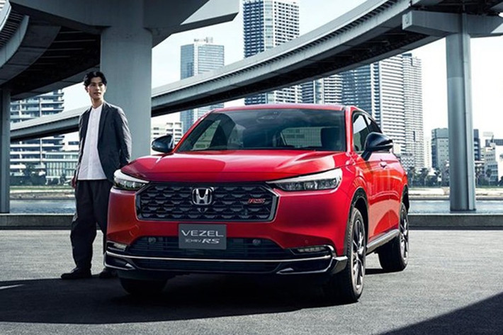 Ngoài ra, Honda cũng xác nhận ngừng nhận đặt hàng cho phiên bản e:HEV Z PLaY Package – bản duy nhất từng có cửa sổ trời panorama. Sự thay đổi này gây nhiều tiếc nuối cho người hâm mộ nhưng người dùng Việt thì không, bởi thực tế, Honda HR-V ở đây đã bị lược bỏ cửa sổ trời ở lần ra mắt gần nhất.