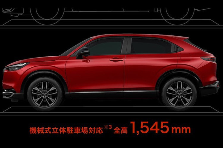 So với bản đang bán tại Việt Nam, HR-V e:HEV RS 2026 có một số tinh chỉnh về diện mạo. Mặt ca-lăng được thiết kế vuông vức hơn, phủ sơn đen toàn bộ thay cho chi tiết mạ chrome trước đây. Gương chiếu hậu cũng chuyển sang màu đen, trong khi mâm 18 inch tạo hình 5 cánh kiểu bông hoa mang lại cảm giác thể thao, hiện đại hơn.