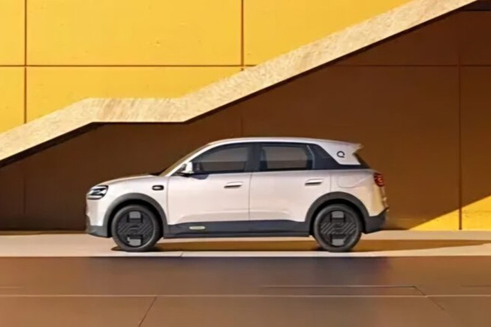 "Trái tim" của mẫu xe này là mô-tơ điện đặt phía sau, sản sinh công suất tối đa 121 mã lực. Hiện thông tin chi tiết về dung lượng pin và phạm vi hoạt động của Chery QQ3 thế hệ mới vẫn chưa được công bố chính thức.