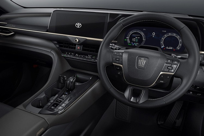 Nội thất của Toyota Crown Estate bản đặc biệt cũng có một vài tinh chỉnh. Phần lớn khoang nội thất đều được bọc da màu đen với một số điểm nhấn màu vàng ánh kim trên vô lăng, cửa gió điều hòa, tay nắm cửa và cụm điều khiển trung tâm.