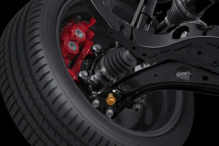 Đáng chú ý, Yaris Z Urbano nay có thêm tùy chọn hộp số sàn 6 cấp bên cạnh CVT. Hộp số này chỉ đi kèm động cơ xăng 1.5L 3 xi-lanh hút khí tự nhiên và dẫn động cầu trước, mang đến lựa chọn hiếm hoi cho những khách hàng yêu thích cảm giác lái truyền thống mà không cần nâng cấp lên GR Yaris.