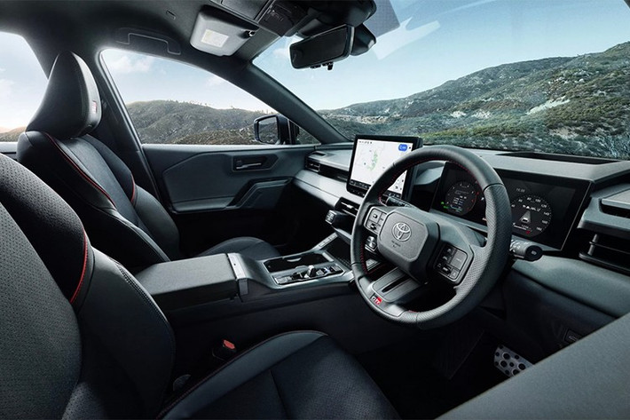 Khoang cabin trang bị màn hình giải trí 12,9 inch chạy nền tảng phần mềm Arene, đi kèm bảng đồng hồ kỹ thuật số 12,3 inch và màn hình HUD màu. Các tiện nghi đáng chú ý gồm cần số điện tử “Electro Shiftmatic”, sạc không dây, cốp điện rảnh tay, ghế sưởi và làm mát, cùng cửa sổ trời toàn cảnh tùy chọn.