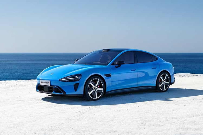 Các nhân viên bán hàng tại nhiều cửa hàng Xiaomi ở Bắc Kinh cho biết, mỗi địa điểm ghi nhận từ 200 đến hơn 400 đơn đặt hàng SU7 2026. Tại Thượng Hải và Vũ Hán, một số đại lý cũng ghi nhận vượt mốc 100 đơn. Với hệ thống 477 cửa hàng trên toàn quốc, Xiaomi ước tính tổng số đơn đặt SU7 đã tiến sát mốc 100.000 xe.