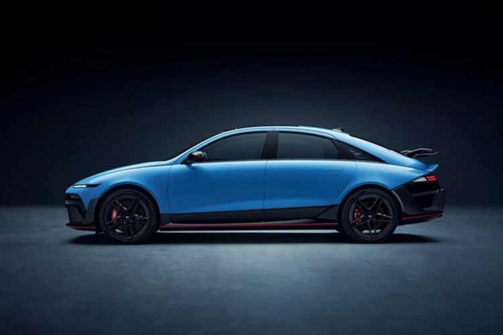 Tại Vương quốc Anh, những người đam mê xe điện hiệu suất cao có thể lên kế hoạch trước vì Hyundai Anh Quốc đã công bố giá cả, thông số kỹ thuật và thông tin kỹ thuật đầy đủ. Công ty cho biết mẫu sedan này “được thiết kế để mang lại cảm giác lái phấn khích tột đỉnh, sở hữu cá tính độc đáo, khác biệt so với phiên bản xe hatchback”.