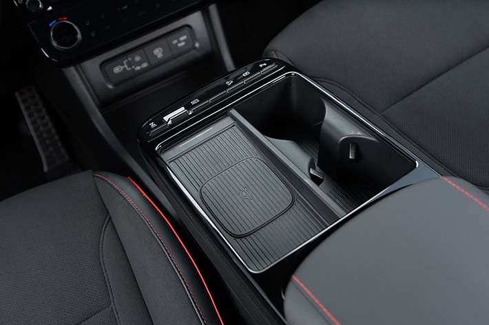 Xe sử dụng hệ dẫn động 4 bánh toàn thời gian HTRAC và cung cấp 4 chế độ lái, hỗ trợ người điều khiển linh hoạt hơn trong nhiều điều kiện vận hành.