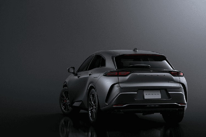 Theo đó, phủ bên ngoài sơn ngoại thất là một lớp bảo vệ đặc biệt mang tên TM Coat, giúp tăng khả năng chống trầy xước và ngăn bám bẩn từ đường sá. Có thể nói, TM Coat đóng vai trò như lớp phủ ceramic dù hãng Toyota không miêu tả theo cách này. Theo hãng Toyota, lớp phủ này sẽ giữ được khoảng một năm trước khi cần làm lại.