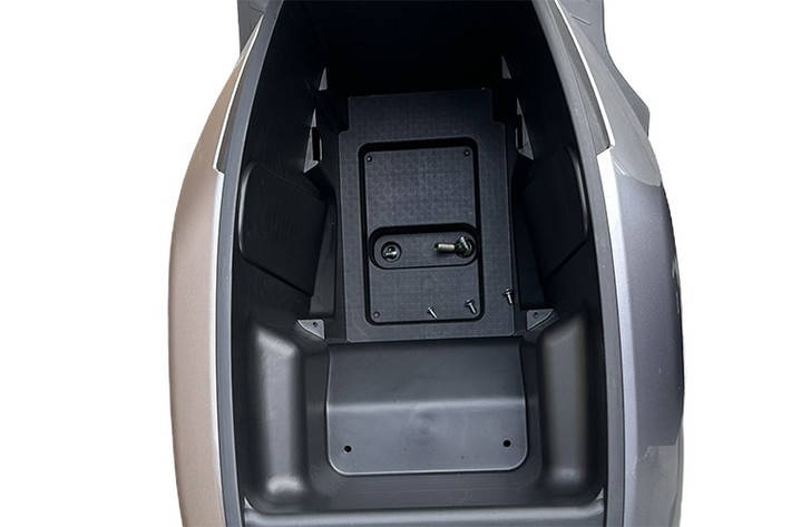 SoloEra Solo 1C được định vị là xe máy điện đô thị, hướng đến nhóm khách hàng phổ thông. Về ngoại hình, xe có kiểu dáng tương tự nhiều mẫu xe máy điện khác trên thị trường, không quá nổi bật nhưng vẫn đáp ứng nhu cầu di chuyển hằng ngày.