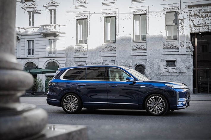 Kích thước tổng thể Dài x Rộng x Cao lần lượt 5.205 x 1.999 x 1.800 (mm), chiều dài cơ sở 3.030 mm, gần tương đương Mercedes-Benz GLS. Geely tự tin khẳng định M9 có tỷ lệ sử dụng không gian cabin tốt nhất phân khúc (88,3%).