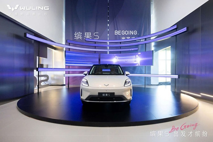 Tuy là ôtô điện nhưng Wuling Bingo S vẫn dùng tay nắm cửa thông thường. Bên cạnh đó là các cột sơn màu đen, mang đến hiệu ứng nóc lơ lửng cho xe, và mâm hợp kim 16 inch. Khi mua mẫu xe này, khách hàng Trung Quốc có thể lựa chọn 4 màu ngoại thất là xám, xanh, tím và trắng. Mâm 18 inch là trang bị tùy chọn của xe.