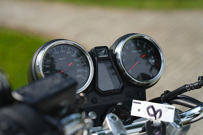 Cụm đồng hồ kép của xe khá đẹp mắt, hiển thị thông tin vận hành, cảnh báo… Những thay thay đổi, điều chỉnh này giúp Honda CB1300SF SP Final Edition tạo ra nét độc đáo, khác biệt nhưng vẫn giữ lại phong cách cổ điển, thiết kế truyền thống của dòng Honda CB trứ danh.