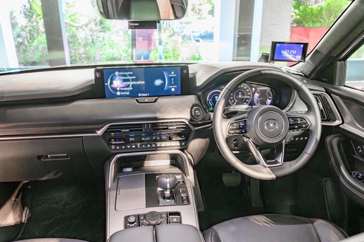 Mazda CX-80 có sẵn với cấu hình nội thất ba hàng ghế, tùy chọn 6 hoặc 7 chỗ ngồi. Hàng ghế thứ hai có thể bố trí bộ ba ghế tiêu chuẩn hoặc hai ghế cơ trưởng kết hợp với bảng điều khiển trung tâm hoặc lối đi tới hàng ghế thứ ba.