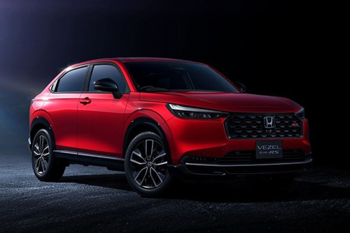 Honda HR-V e:HEV RS 2026 vừa chính thức ra mắt tại thị trường Nhật Bản (tên gọi Vezel). Điểm nhấn đáng chú ý nhất ở lần nâng cấp này là tùy chọn dẫn động bốn bánh (4WD) – trang bị lần đầu xuất hiện trên dòng RS, giúp mẫu crossover này đáp ứng tốt hơn nhu cầu di chuyển đa dạng của khách hàng.