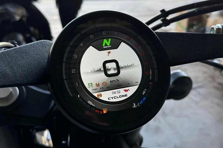 Trọng lượng xe đạt 198 kg khi kết hợp với bình nhiên liệu dung tích 14,5 lít, trong khi chiều cao yên 725 mm giúp RA600 thân thiện với nhiều thể trạng người lái. Xe cũng được tích hợp phuộc ống lồng phía trước không điều chỉnh.