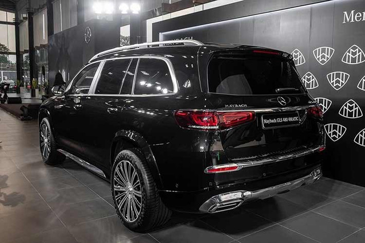 Hiện chưa rõ ca sĩ Đức Phúc chi trả bao nhiêu tiền để lăn bánh chiếc SUV hạng sang GLS 480 này. Trên trang chủ của Mercedes-Benz Việt Nam, giá niêm yết của xe khoảng 8,8 tỷ đồng. Tuy nhiên, từ năm ngoái, những chiếc GLS 480 đã được đại lý giảm giá mạnh, xuống còn khoảng 7,9 tỷ đồng.