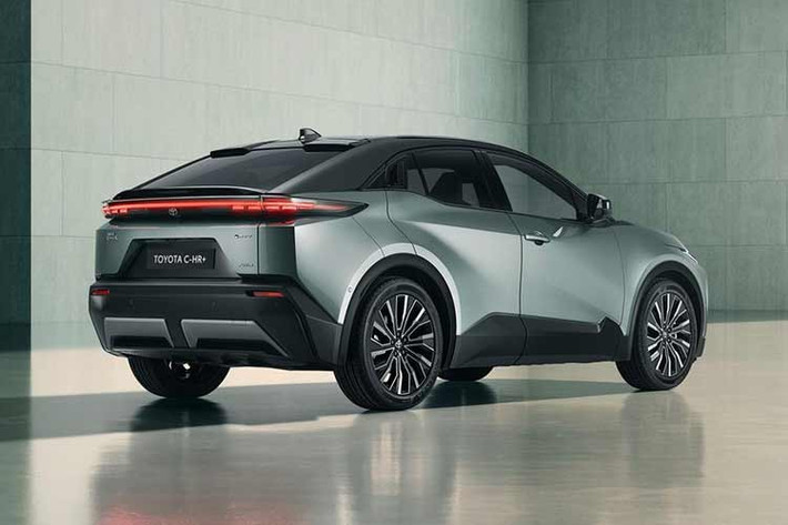 Hệ thống an toàn luôn là thế mạnh của Toyota và C-HR 2026 không ngoại lệ khi sở hữu gói Toyota Safety Sense 3.0 tiêu chuẩn. Danh sách công nghệ hỗ trợ lái dày đặc bao gồm kiểm soát hành trình thích ứng, phanh khẩn cấp tự động nhận diện người đi bộ và hỗ trợ giữ làn đường và các tính năng thông minh như nhận diện biển báo, cảnh báo điểm mù và hỗ trợ đỗ xe kèm phanh tự động.