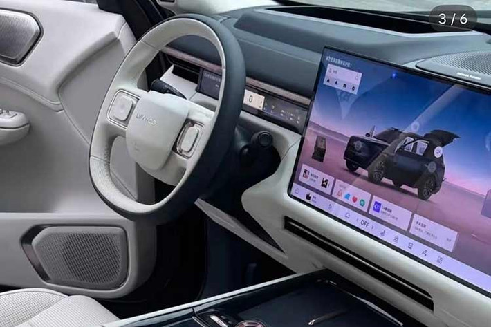 Các chức năng điều khiển trên xe đều chủ yếu thao tác trên màn hình cỡ lớn 30 inch, độ phân giải 6K, kéo dài từ "yên ngựa" sang ghế phụ. Hàng ghế thứ hai cũng lắp màn hình giải trí 30 inch, cho phép xem phim, nghe nhạc, chơi game...