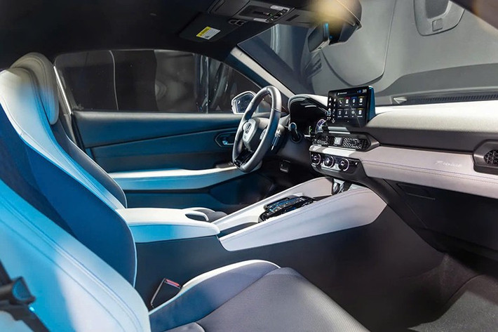 Prelude mới sử dụng nền tảng hybrid e:HEV – nằm giữa công nghệ hybrid truyền thống và xe điện hoàn toàn. Mẫu xe không dùng hộp số tự động thông thường; thay vào đó, hai mô-tơ điện truyền lực trực tiếp tới bánh xe, lấy năng lượng từ máy phát điện do động cơ xăng cung cấp.