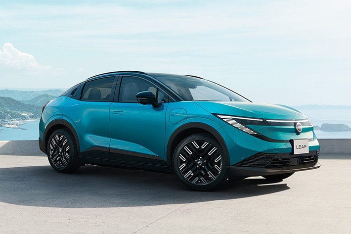 Dáng xe có phần coupe với phần mui vuốt mềm ra phía sau, tạo cảm giác thể thao, năng động. Tay nắm cửa trước dạng pop-up chìm gọn vào thân xe, trong khi tay nắm cửa sau được ẩn khéo léo – xu hướng đang được nhiều mẫu xe điện theo đuổi để tối ưu khí động học.