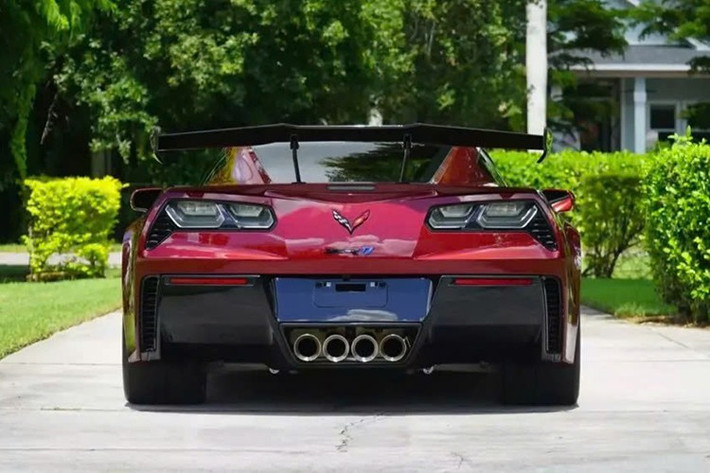 Đây là một kỷ lục bán xe cho một chiếc C7 ZR1 đã qua sử dụng. Chiếc xe Chevrolet Corvette ZR1 Coupe 3ZR ZTK có lớp sơn ngoại thất Long Beach Red Metallic Tintcoat tuyệt đẹp. Nó kết hợp hoàn hảo với tất cả các chi tiết sợi carbon phủ trong suốt. Đây là 1 trong số 69 chiếc được báo cáo là có màu sơn này.