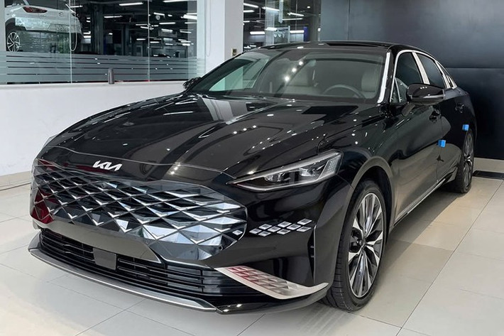 Thêm vào đó là những đường dân gập nổi bên sườn, nẹp mạ crôm kéo từ dưới cửa lên đến đèn hậu và chi tiết trang trí hình vây cá, dập họa tiết kim cương, ở cửa sổ thứ ba. Đèn hậu hình chữ Y nối liền hai bên và nằm ngay bên dưới cánh gió đuôi cùng 2 đầu ống xả hình chữ nhật cũng mang đến vẻ ngoài khá ấn tượng cho mẫu xe Hàn Quốc này.