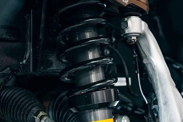 So với thế hệ trước, việc thiết kế lại GX năm 2024 là một trong những thay đổi ấn tượng nhất. Chiếc SUV địa hình Lexus không chỉ có thiết kế sắc nét và bổ sung công nghệ mới, mà còn sử dụng nền tảng khung gầm rời cải tiến, chia sẻ với Land Cruiser tại Mỹ (hay Land Cruiser Prado ở các thị trường khác).