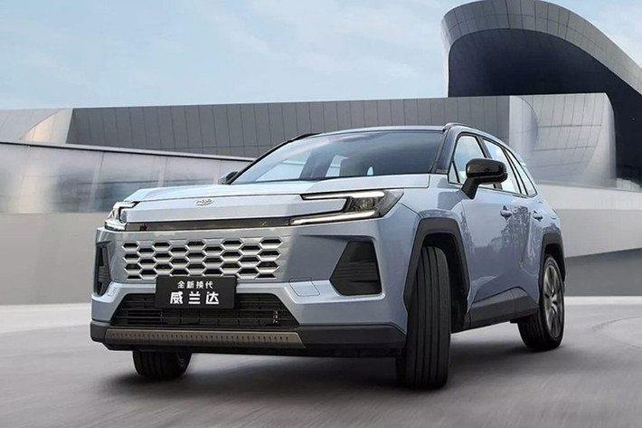 Toyota RAV4 2026 là sản phẩm hợp tác giữa Toyota và hai đối tác liên doanh nội địa gồm FAW (với mẫu RAV4) và GAC (với mẫu Wildlander), được sản xuất và tinh chỉnh riêng cho người tiêu dùng Trung Quốc.