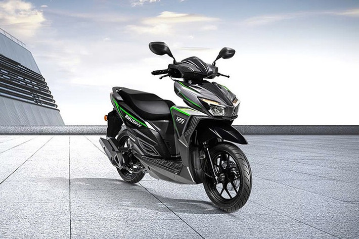 Khoang chứa đồ dưới yên đủ để đặt một mũ nửa đầu, và yên có thể mở thông qua công tắc nằm cạnh ổ khóa. Các trang bị khác của xe chỉ ở mức cơ bản với cổng sạc USB và đèn xi-nhan LED.