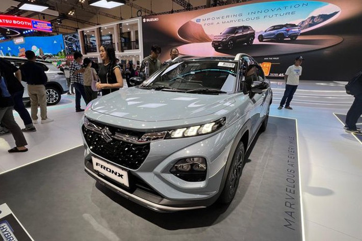 Theo kế hoạch, mẫu xe SUV cỡ nhỏ Suzuki Fronx 2025 mới có thể sẽ cập bến Việt Nam vào khoảng tháng 9 năm nay. Mẫu xe hiện đang được giới thiệu tại Triển lãm Ô tô Quốc tế Indonesia, thu hút sự chú ý từ đông đảo người tiêu dùng Việt Nam.
