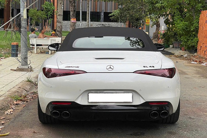 Các chế độ lái được điều chỉnh bằng núm xoay trên cần số, hệ thống tùy chỉnh âm thanh ống xả là những trang bị tiêu chuẩn, có trên chiếc xe thể thao mui trần Mercedes-AMG SL43 thế hệ thứ 7. Cửa gió điều hòa mô phỏng cánh quạt các máy bay chiến đấu.