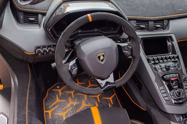 Nội thất của chiếc siêu xe hàng hiếm này quen thuộc với thiết kế mô phỏng khoang lái của máy bay chiến đấu, đặc biệt là bệ tì tay trung tâm được bố trí nhiều nút bấm.