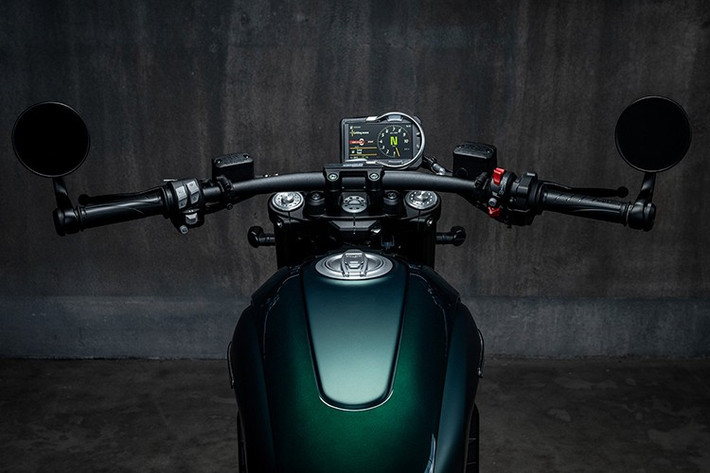 Giống như những người anh em Scrambler, Nightshift sử dụng động cơ Desmodue làm mát bằng không khí hiện đại, dung tích 803cc, sản sinh công suất 73 mã lực và mô-men xoắn 65 Nm. Khung gầm thép ống dạng mắt cáo cũng được giữ nguyên.