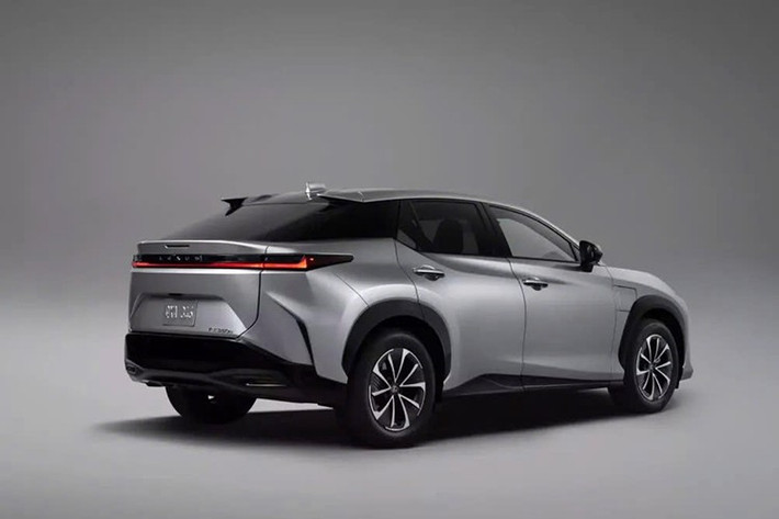 Dòng xe SUV hạng sang cỡ nhỏ chạy điện Lexus RZ phiên bản 2026 bao gồm 350e và 350e Premium, cùng với 450e AWD, 450e AWD Premium và Luxury. Ngoài ra còn có thêm phiên bản 550e F Sport AWD. Phiên bản RZ 550e F Sport AWD mới được trang bị hệ thống chuyển số sàn ảo đầu tiên của Lexus (chế độ M), nhằm mục đích mang đến "trải nghiệm lái xe hấp dẫn".