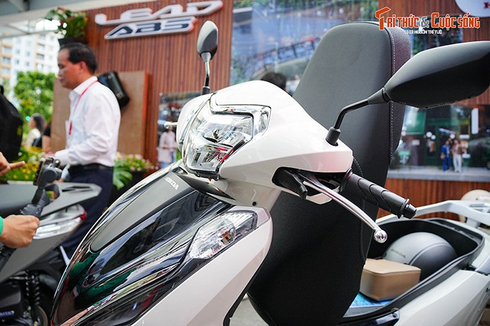 Honda Lead 2026 phiên bản Đặc biệt sở hữu màu Bạc nhám hoàn toàn mới bên cạnh hai lựa chọn Đen bí ẩn và Xanh đen cá tính, mang phong cách hiện đại và sang trọng. Phiên bản Cao cấp có màu Trắng thanh lịch được kế thừa từ các dòng xe tay ga cao cấp...