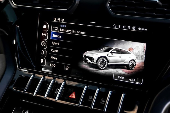 "Trái tim" trên mẫu siêu SUV Lamborghini Urus SE mới được Minh "Nhựa" đăng tải vẫn sẽ là khối động cơ xăng V8, tăng áp kép, dung tích 4.0 lít vốn đã quen thuộc trên chiếc siêu SUV Lamborghini Urus tiêu chuẩn đang có mặt tại Việt Nam.