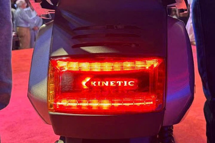 Về mặt hiệu suất, Kinetic DX được trang bị động cơ điện gắn trục sau với công suất cực đại lên tới 4,8 kW và tốc độ tối đa là 90 km/h. Xe có 3 chế độ lái: tiết kiệm (Range), bình thường (Power) và mạnh mẽ (Turbo) nhằm đáp ứng những trường hợp khác nhau từ phía người sử dụng