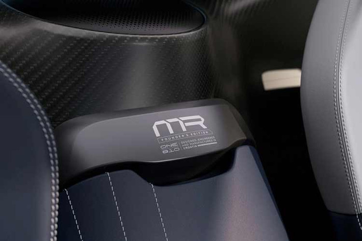 Trên ghế có huy hiệu MR kích thước lớn, đi kèm thông tin về phiên bản đặc biệt. 10 vị chủ nhân có thể cá nhân hoá các chi tiết theo sở thích.