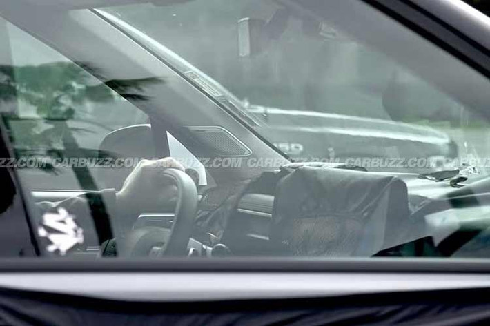 Không gian nội thất cũng sẽ được Hyundai làm mới toàn diện, với màn hình giải trí trung tâm dạng nổi hoàn toàn, tách biệt với cụm đồng hồ. Điểm nhấn công nghệ đáng chú ý là hệ thống thông tin giải trí mới có tên Pleos Connect, thay thế cho nền tảng Navigation Cockpit hiện tại.