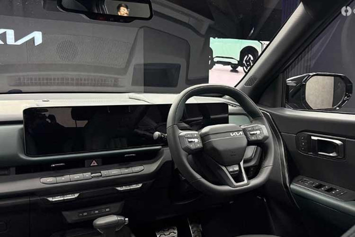 Kia cung cấp cho Seltos 2026 hai tùy chọn động cơ gồm động cơ xăng tăng áp 1.6L và động cơ hybrid 1.6L. Phiên bản hybrid đạt công suất tổng 141 mã lực. Trong khi đó, phiên bản tăng áp xăng có công suất 193 mã lực. Riêng bản hybrid còn được tích hợp hệ thống phanh tái tạo thông minh thế hệ thứ ba và công nghệ kiểm soát pin dự đoán, giúp tối ưu hiệu suất vận hành.