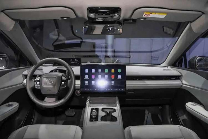 Phiên bản mới được trang bị phần đầu xe mang thiết kế "cá mập đầu búa" mới nhất của Toyota, trong khi đèn hậu được chuyển từ vị trí nằm ngang sang vị trí thẳng đứng. Kích thước tổng thể của xe điện vẫn không thay đổi, nghĩa là xe dài 186,0 inch (4.725 mm), rộng 72,2 inch (1.835 mm) và cao 58,0 inch (1.475 mm), với chiều dài cơ sở là 113,3 inch (2.880 mm). Toyota cung cấp thêm màu sắc mới, màu Xanh Mây Đậm.