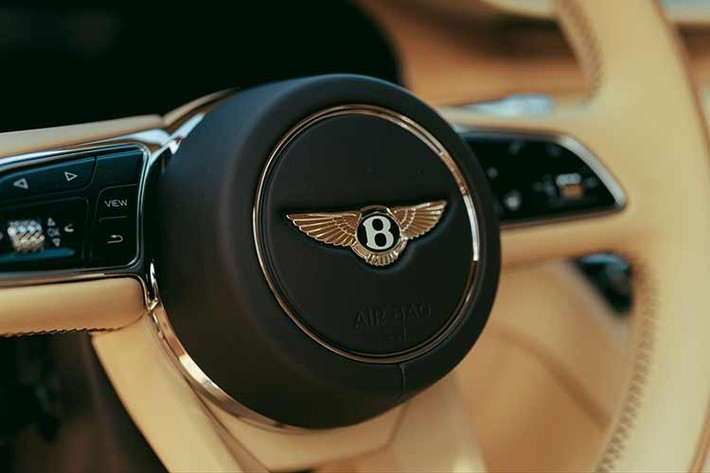 Hãng xe Bentley chưa tiết lộ bất kỳ thông tin nào về chủ sở hữu chiếc xe và số tiền họ đã trả cho nó. Với mức độ cá nhân hóa cao, chúng tôi tin rằng đây là một đơn đặt hàng đặc biệt, và nó thực sự rất tuyệt vời.